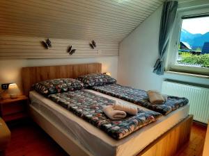 Cama en habitación pequeña con ventana en Apartments Vidic, en Bled