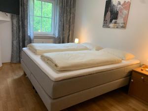 Un pat sau paturi într-o cameră la Appartementhaus Inntalblick