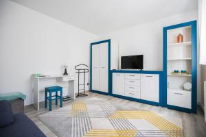 ein Wohnzimmer mit einer blau-weißen Wand in der Unterkunft BIUTI in Târgu Mureș
