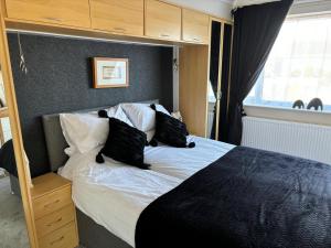 Postel nebo postele na pokoji v ubytování 2-Bed Bungalow Sleeps 6 Parking & Pet Friendly