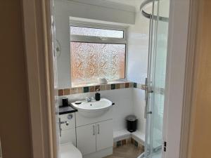 Koupelna v ubytování 2-Bed Bungalow Sleeps 6 Parking & Pet Friendly + 34 fotografií