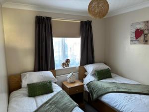 Postel nebo postele na pokoji v ubytování 2-Bed Bungalow Sleeps 6 Parking & Pet Friendly