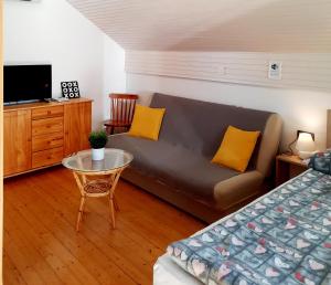 sala de estar con sofá y mesa en Apartments Vidic, en Bled
