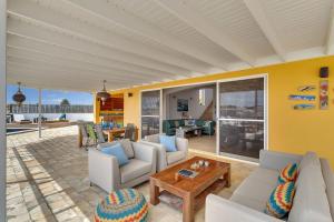 ein Wohnzimmer mit Sofas und einem Tisch in der Unterkunft Casa Chillville in Water Villas Bonaire in Kralendijk