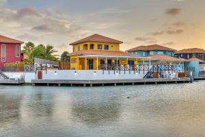 ein Haus auf einem Dock neben einem Wasserkörper in der Unterkunft Casa Chillville in Water Villas Bonaire in Kralendijk