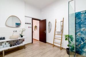 ein Bad mit einem Waschbecken und einem Spiegel in der Unterkunft Monastiraki Luxury Loft in Athen