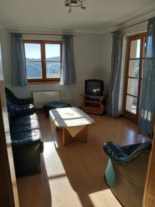 a living room with a couch and a coffee table at Zum Gänseglück in Reut