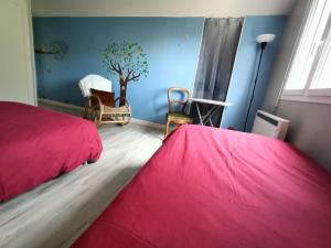 een slaapkamer met een roze bed en een raam bij Maison de Laurence - La Chaumiére de Mauvrain in La Celle-sur-Nièvre