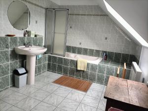 y baño con lavabo, ducha y bañera. en Maison de Laurence - La Chaumiére de Mauvrain en La Celle-sur-Nièvre