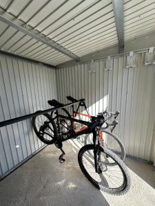 ein Fahrrad in einer Garage geparkt in der Unterkunft Gîte des Pape in Bédoin