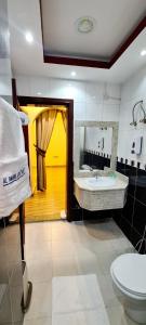 Koupelna v ubytování AL AMAN HOTEL