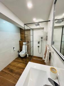 y baño con bañera, aseo y lavamanos. en Apartment Irma, en Sarajevo