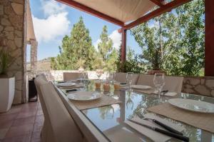 einen Tisch mit Tellern und Gläsern auf einer Terrasse in der Unterkunft villa costanza in Cefalú