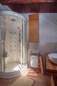een badkamer met een douche en een wastafel bij villa costanza in Cefalù
