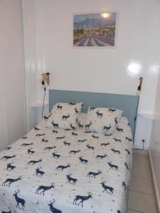 - une chambre avec un lit et une couette pour chevaux dans l'établissement Charmant meublé dans chalet montagnard, à Luchon