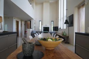 Televízia a/alebo spoločenská miestnosť v ubytovaní El Toro Blanco Luxury Villa in Andalucia