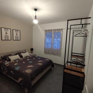 a bedroom with a bed and a window at La villa de la Rivière du mât in Saint-André