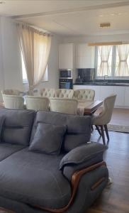 sala de estar con sofá y mesa en Villa Morina, en Tropojë