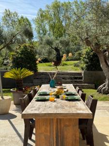 Vonkajšia záhrada v ubytovaní El Toro Blanco Luxury Villa in Andalucia