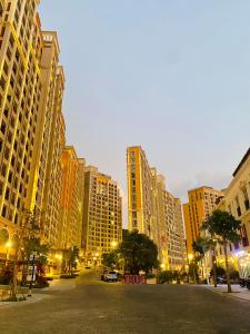 una strada cittadina con edifici alti di notte di La Phan Phu Quoc, Hillside Apartment a Phu Quoc