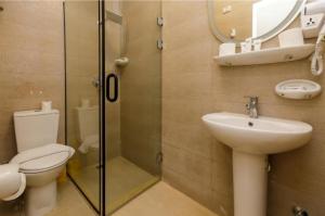 La salle de bains est pourvue de toilettes, d'un lavabo et d'une douche. dans l'établissement Pyramids station View, au Caire