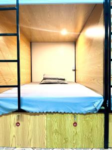 ein Etagenbett in einem winzigen Haus in der Unterkunft Thành Đạt Hostel ( Hostel and Motobike Rental ) in Bản Tùy