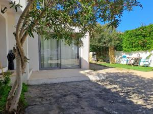 una porta per una casa con un albero di Chambre indépendante climatisée, terrasse 100M2 et salle d'eau a Saint-Cyr-sur-Mer