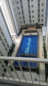 En udsigt til poolen hos Full Furnished Studio Apartment Bale Hinggil Surabaya eller i nærheden