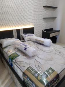 Postel nebo postele na pokoji v ubytování Full Furnished Studio Apartment Bale Hinggil Surabaya