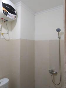 Et badeværelse på Full Furnished Studio Apartment Bale Hinggil Surabaya