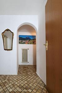 un pasillo con una puerta y una foto en la pared en Pension Karner, en Mittenwald