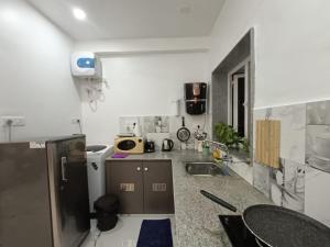 Pool facing luxury 1bhk near Calangute,baga beach的厨房或小厨房
