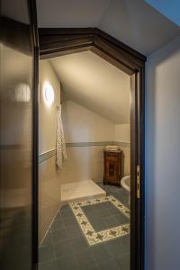 La salle de bains est pourvue d'une porte en verre menant à des toilettes. dans l'établissement Casa Matilde panoramic apartment, à Montecarlo