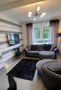 a living room with two couches and a tv at Modern Quiet City Center Airport 2 Bedroom Apartment in Edinburgh