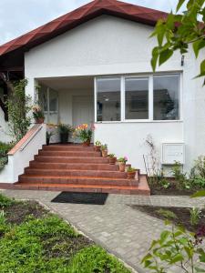 una casa con una escalera delante de ella en Dom Natura, en Grzybowo