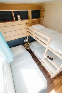 アクス・レ・テルムにあるCamping Le Malazéou Wellness Sport Campingの小さなドミトリールームの二段ベッド2台分です。