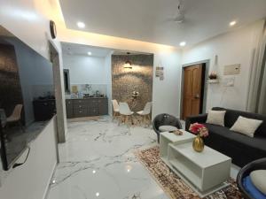 Pool facing luxury 1bhk near Calangute,baga beach的电视和/或娱乐中心
