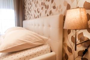 ein Schlafzimmer mit einem weißen Bett mit einer Lampe in der Unterkunft Sweet Home in Příchovice