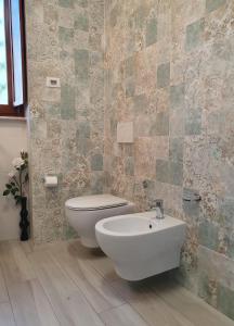 a bathroom with a toilet and a sink at La Corte Del Bona - vicino alle Cantine e a circa 15 minuti dal Lago di Iseo - in Erbusco
