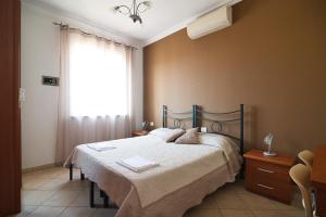 um quarto com uma cama e uma janela em La Casa degli Artisti em Nettuno