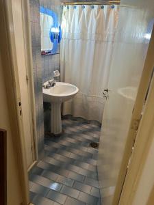 La salle de bains est pourvue d'un lavabo et d'une douche. dans l'établissement CASA PATRICIAS, à Godoy Cruz