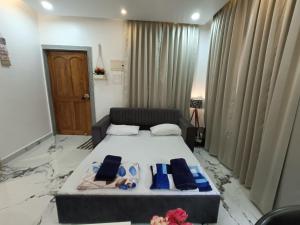 Pool facing luxury 1bhk near Calangute,baga beach客房内的一张或多张床位