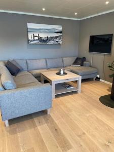sala de estar con sofá y mesa en Nice house with a great view! en Skjervøy