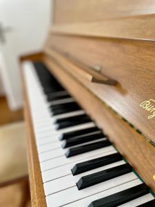 een close-up van een houten piano keyboard bij The Holiday Home Davos in Davos