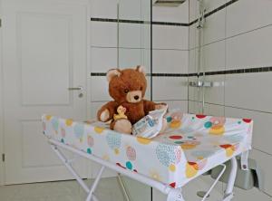 een teddybeer op een wieg in een ziekenhuis bij Margaretes Gästehaus am Rheinsteig Wanderer Radfahrer Familien Business-Reisende WLAN gratis in Rheinbrohl