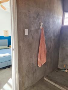uma toalha pendurada numa parede num quarto em 12B Flamingo em Kralendijk