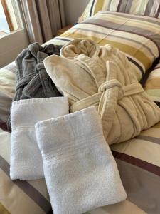 einen Stapel Handtücher auf dem Bett in der Unterkunft Studio Blitzingen, Castle A1 in Blitzingen