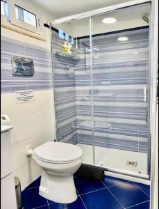een badkamer met een toilet en een douche bij La Caletta Casa Vacanze, PRIVATE POOL in Terrasini