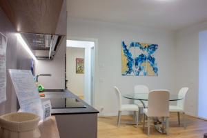 uma cozinha e sala de jantar com mesa e cadeiras em [Casa Ardo] Wifi & Free Parking in Lecco center em Lecco
