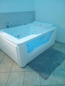 una vasca da bagno bianca seduta in bagno di A Casa Di Lina a Pellezzano